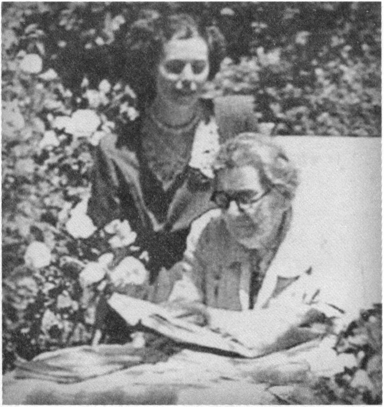М.П. Чехова и А.В. Ханило в саду у дома А.П. Чехова в Ялте