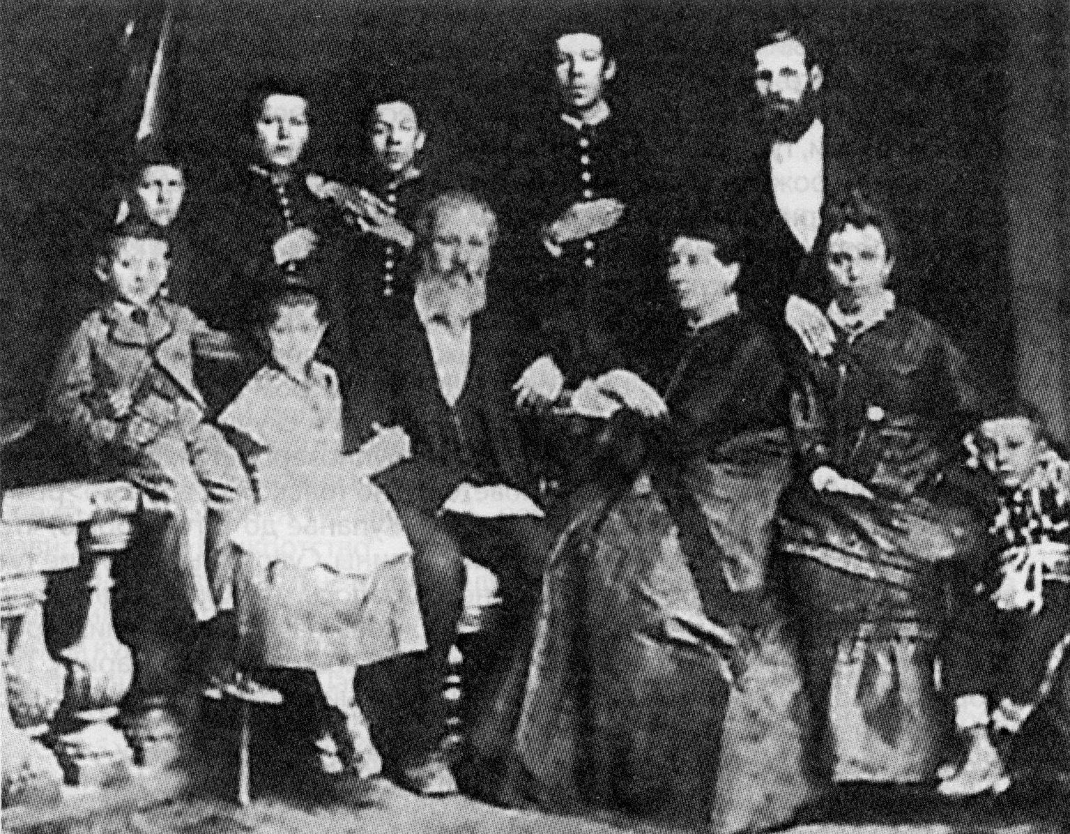 Семья Чеховых. Сидят (слева направо): брат писателя Михаил, сестра Мария, отец Павел Егорович, мать Евгения Яковлевна, жена дяди Митрофана Егоровича Людмила Павловна, их сын Георгий. Стоят (слева направо): брат писателя Иван, Антон Павлович, старшие братья Николай и Александр, дядя Митрофан Егорович. Таганрог, 1874 г. Семья Чеховых. Сидят (слева направо): брат писателя Михаил, сестра Мария, отец Павел Егорович, мать Евгения Яковлевна, жена дяди Митрофана Егоровича Людмила Павловна, их сын Георгий. Стоят (слева направо): брат писателя Иван, Антон Павлович, старшие братья Николай и Александр, дядя Митрофан Егорович. Таганрог, 1874 г.