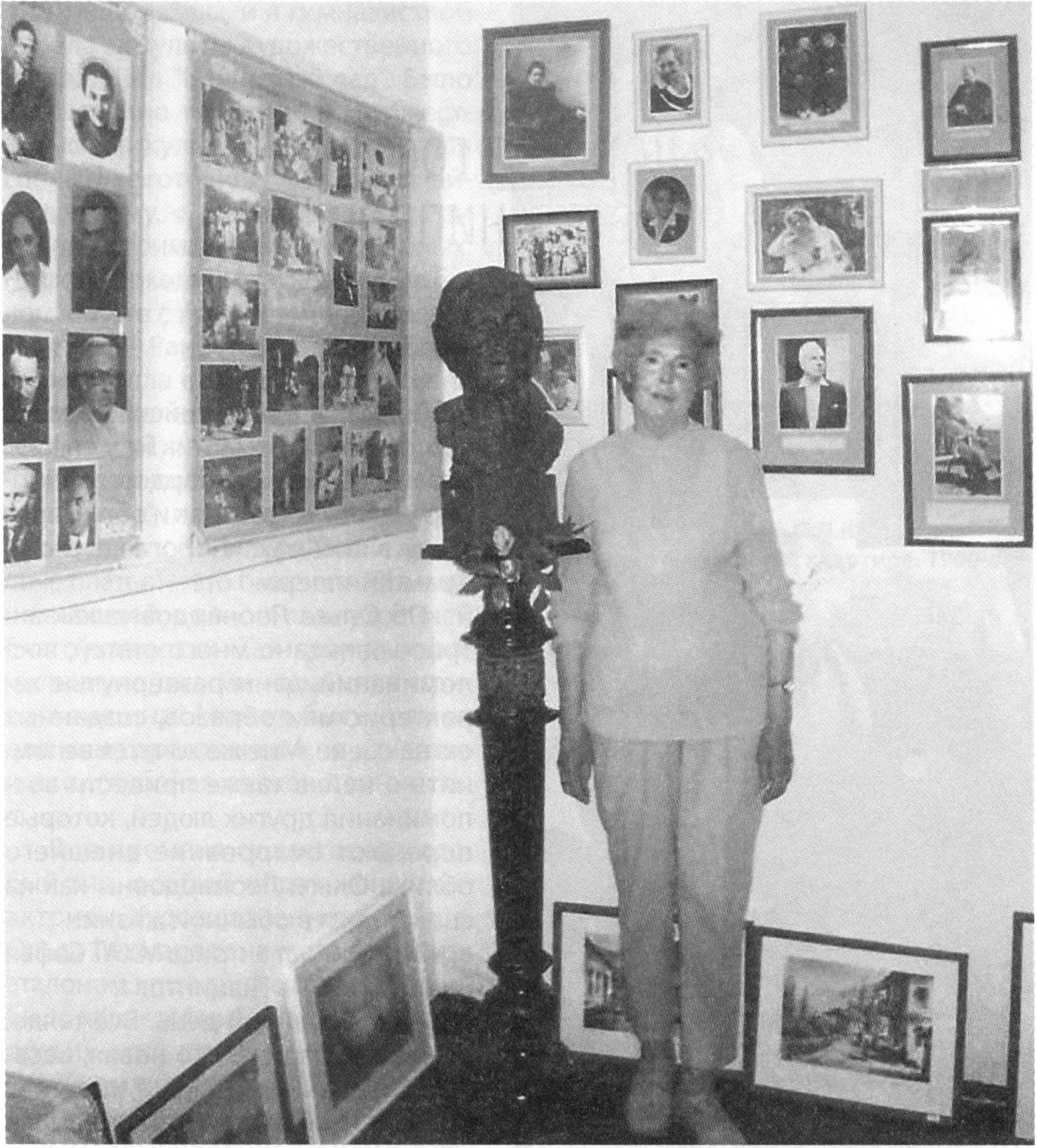 А.В. Ханило у бюста Ольги Леонардовны работы Сарры Лебедевой. Экспозиция, посвящённая О.Л. Книппер-Чеховой в Доме-музее А.П. Чехова в Гурзуфе А.В. Ханило у бюста Ольги Леонардовны работы Сарры Лебедевой. Экспозиция, посвящённая О.Л. Книппер-Чеховой в Доме-музее А.П. Чехова в Гурзуфе