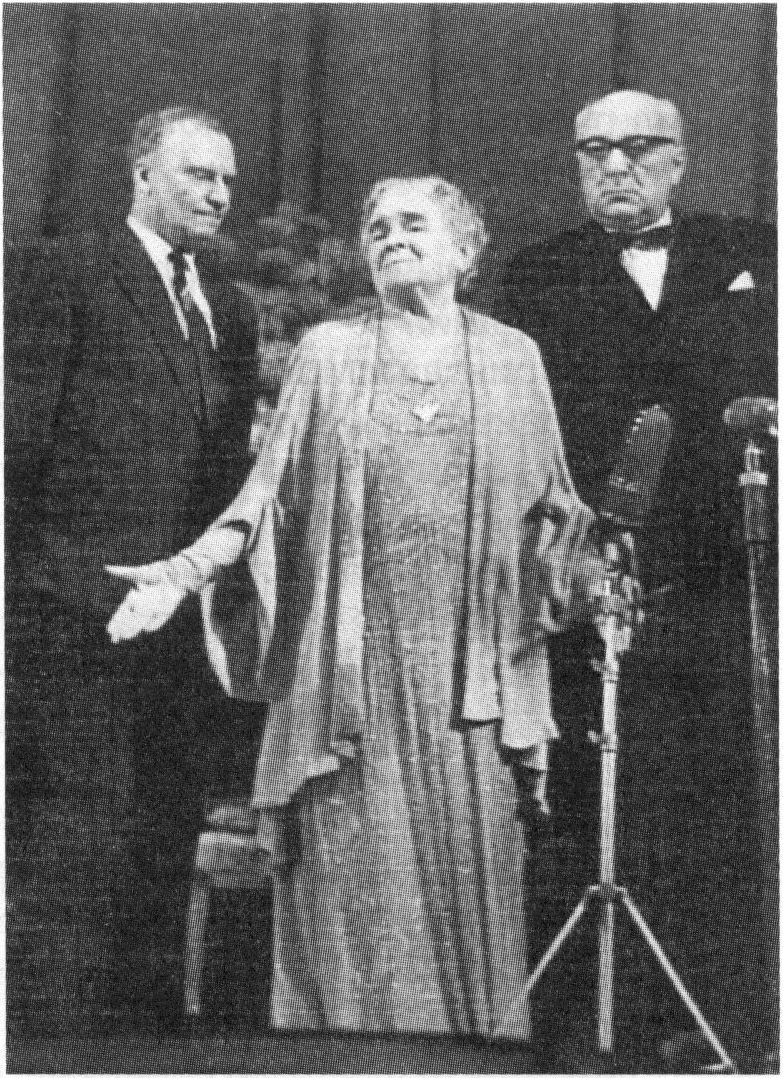 В.В. Шверубович, О.Л. Книппер-Чехова, В.Л. Ершов. МХАТ, празднование 90-летия О.Л. Книппер-Чеховой В.В. Шверубович, О.Л. Книппер-Чехова, В.Л. Ершов. МХАТ, празднование 90-летия О.Л. Книппер-Чеховой