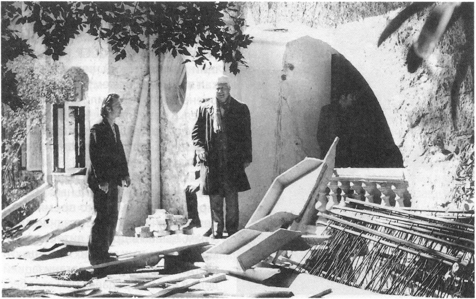 Одно из посещений И.С. Козловским музея в период ремонтных работ Одно из посещений И.С. Козловским музея в период ремонтных работ