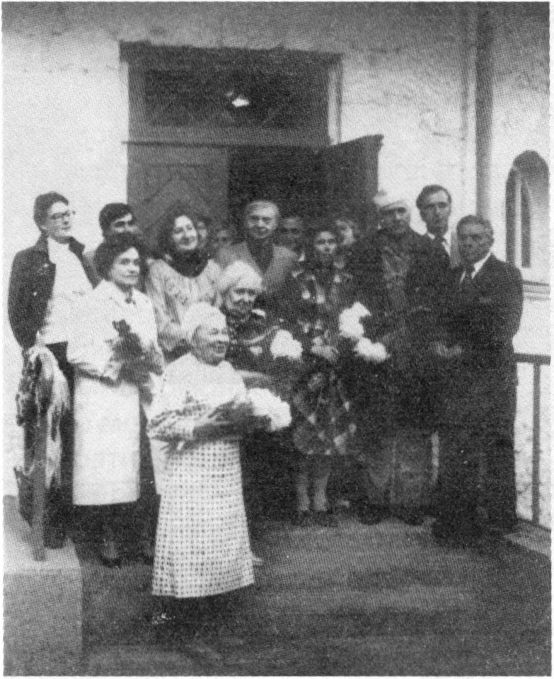 На крыльце музея. Справа налево: директор Дома-музея Чехова в Ялте Н.Ф. Шевцов, В.В. Шимановский, И.С. Козловский, А.В. Ханило, Е.М. Чехова, пианистка М.В. Водовозова, артисты МХАТ М.А. Прудкин, А.П. Зуева и др. На крыльце музея. Справа налево: директор Дома-музея Чехова в Ялте Н.Ф. Шевцов, В.В. Шимановский, И.С. Козловский, А.В. Ханило, Е.М. Чехова, пианистка М.В. Водовозова, артисты МХАТ М.А. Прудкин, А.П. Зуева и др.