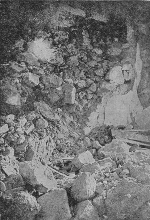 Верхняя Ореанда. Санаторий Западного Военного Округа. Обвал стены вовнутрь помещения. Кровать сестры милосердия, заваленная камнями Верхняя Ореанда. Санаторий Западного Военного Округа. Обвал стены вовнутрь помещения. Кровать сестры милосердия, заваленная камнями
