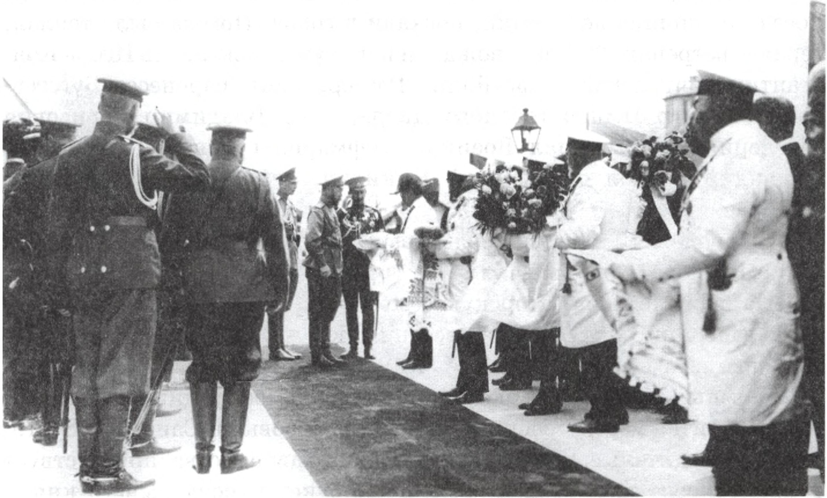 Таврический губернатор Свиты Его Величества, генерал-майор НА. Княжевич представляет императору предводителя евпаторийского уездного дворянства, действительного статского советника Саид Бей Булгакова Таврический губернатор Свиты Его Величества, генерал-майор НА. Княжевич представляет императору предводителя евпаторийского уездного дворянства, действительного статского советника Саид Бей Булгакова