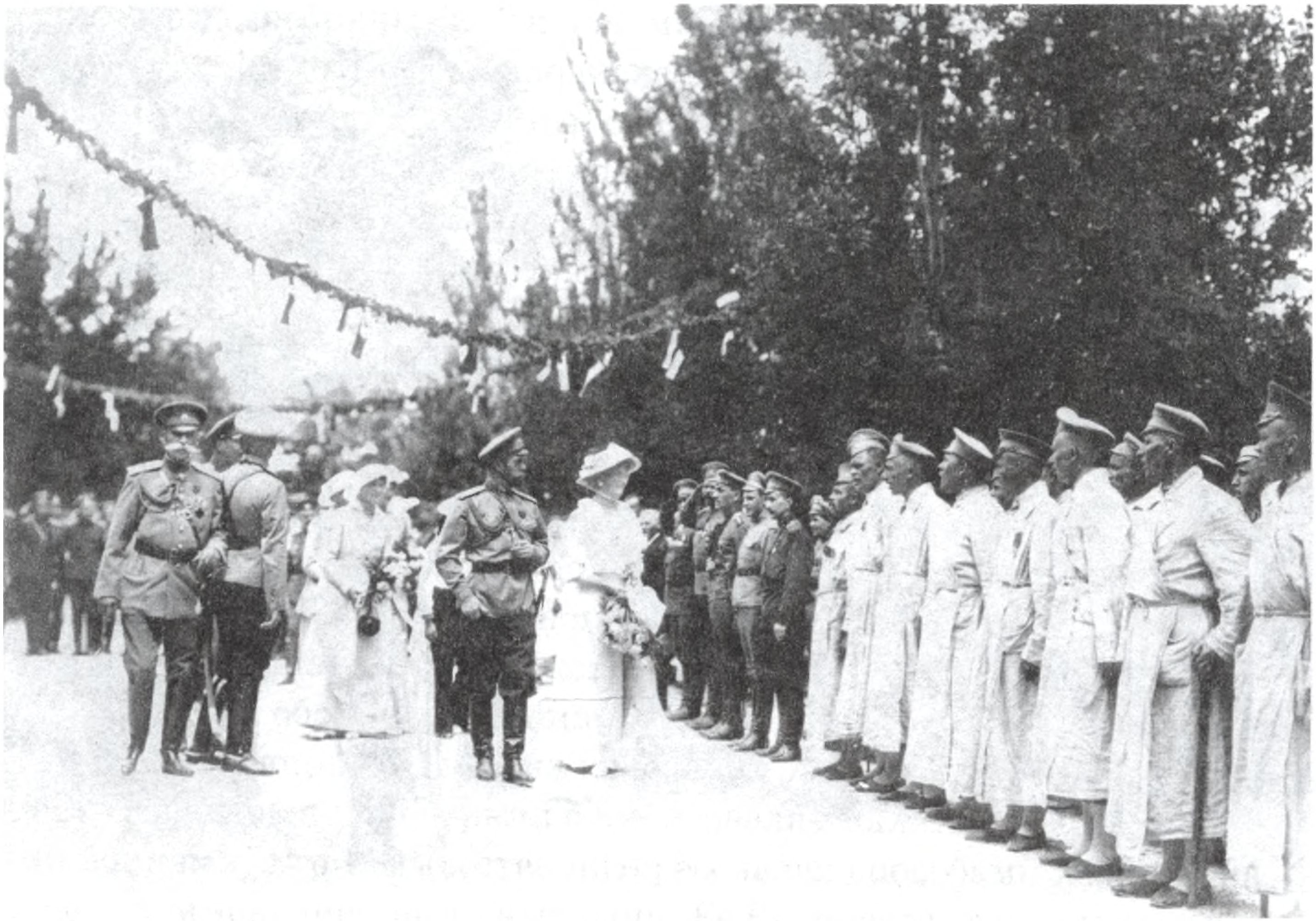 Обход раненых офицеров и солдат, находящихся на лечении в Приморской санатории. На переднем плане: граф В.Б. Фредерикс, Николай II, императрица и княжны Обход раненых офицеров и солдат, находящихся на лечении в Приморской санатории. На переднем плане: граф В.Б. Фредерикс, Николай II, императрица и княжны