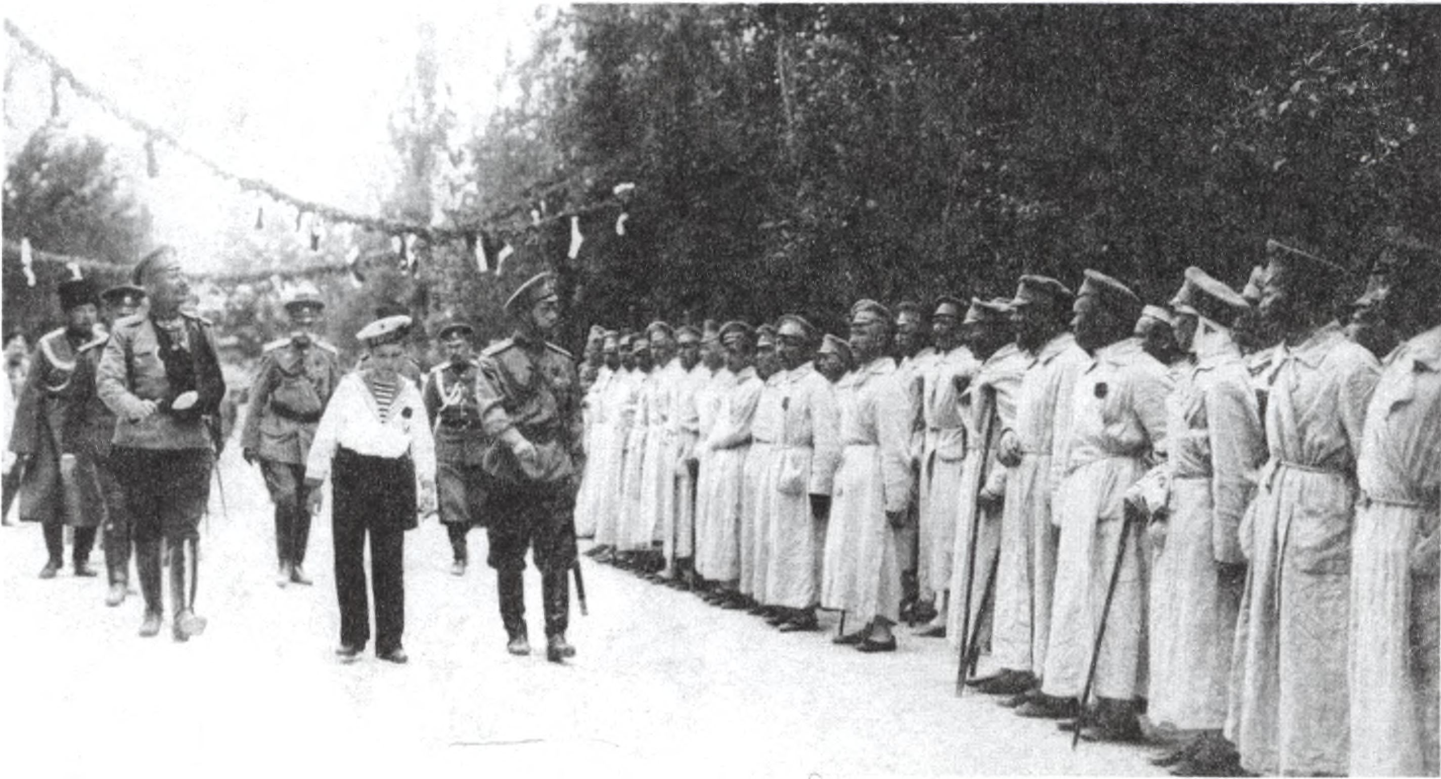 Николай II с цесаревичем. Слева — начальник лазарета, полковник Крыжановский