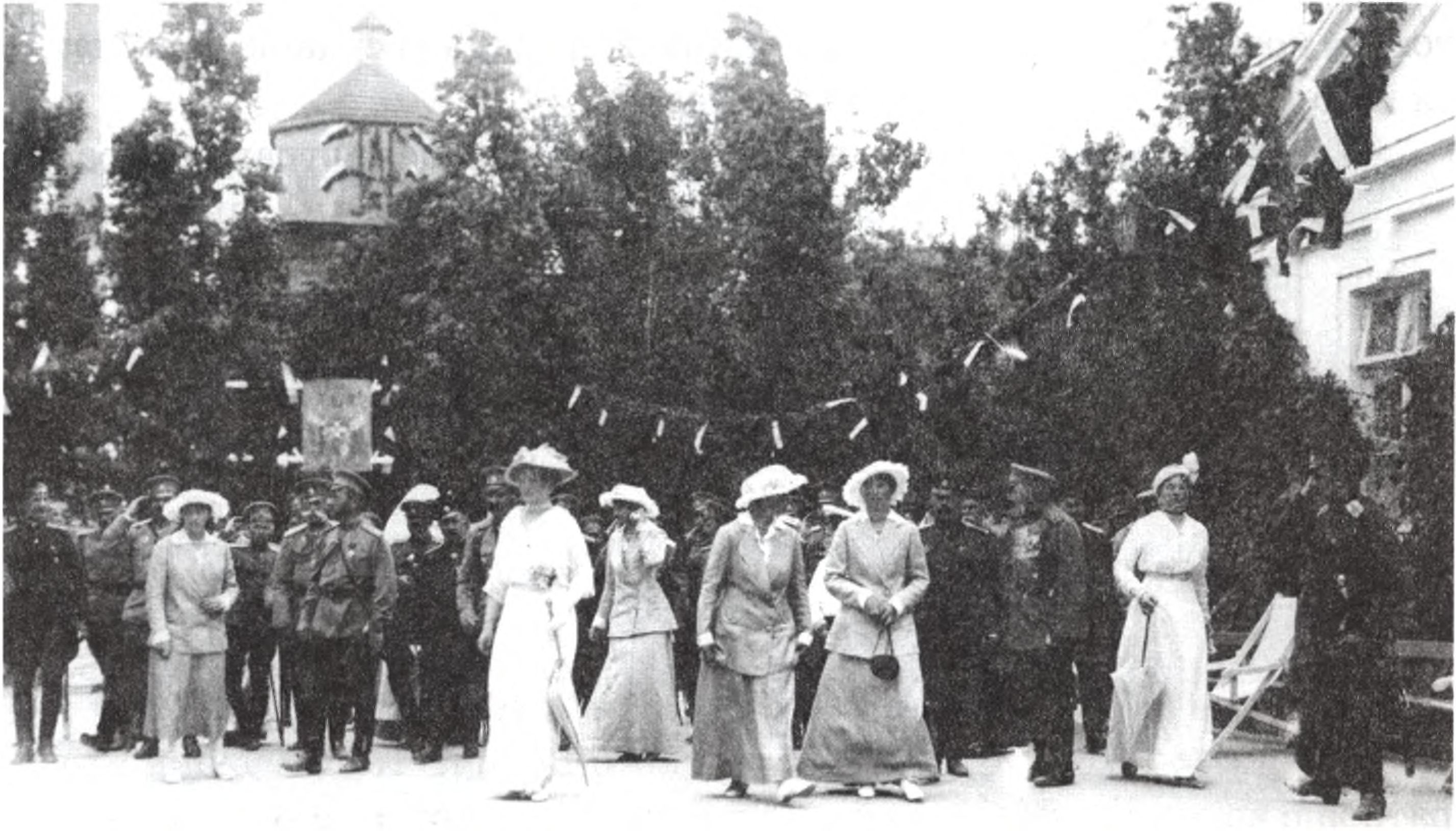 Представление императору крымской и городской элиты. Среди женщин крайняя справа — Анна Вырубова