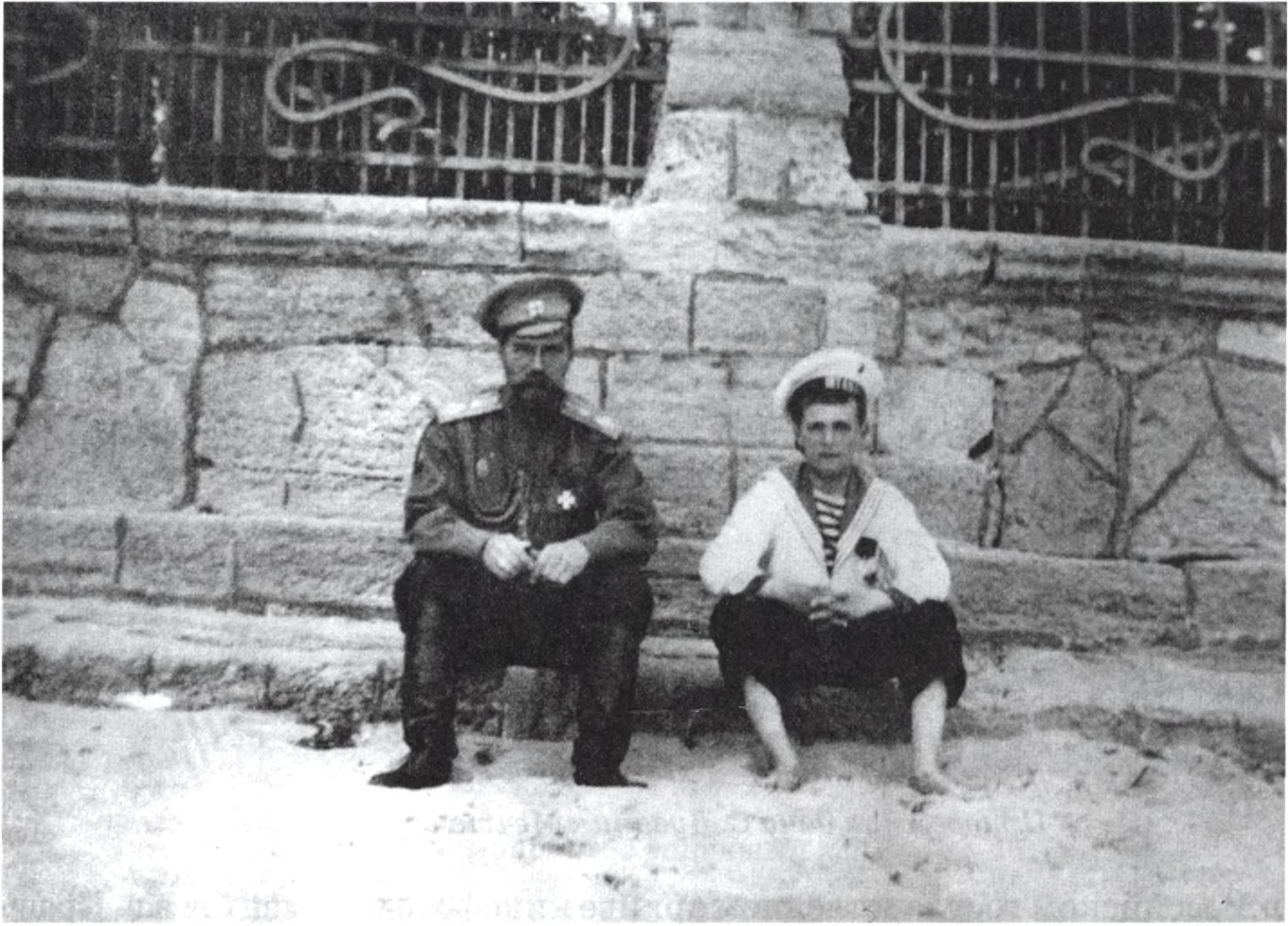 Николай II и цесаревич Алексей у дачи С. Дувана Николай II и цесаревич Алексей у дачи С. Дувана