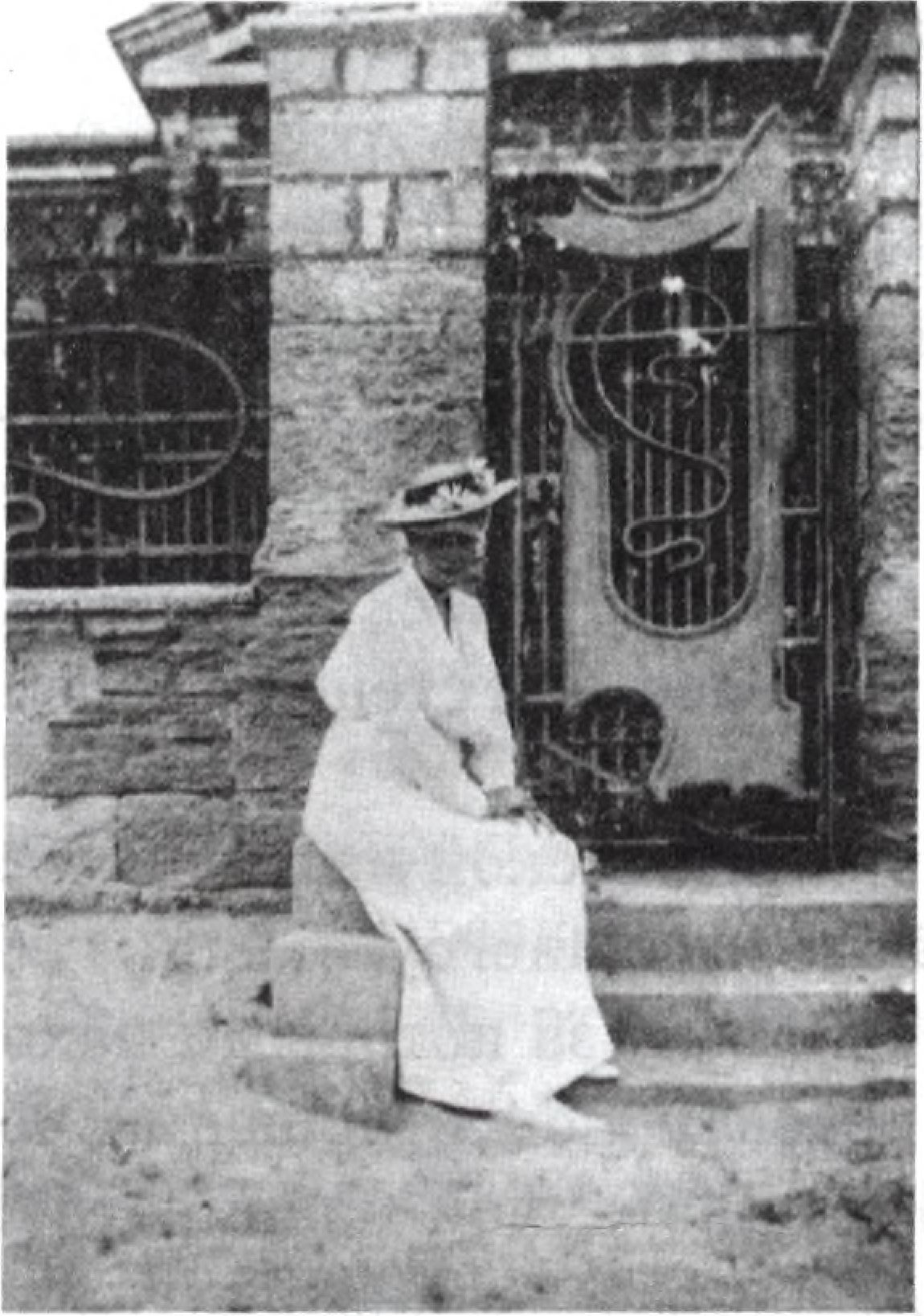 Императрица Александра Федоровна у калитки дачи Дувана Императрица Александра Федоровна у калитки дачи Дувана