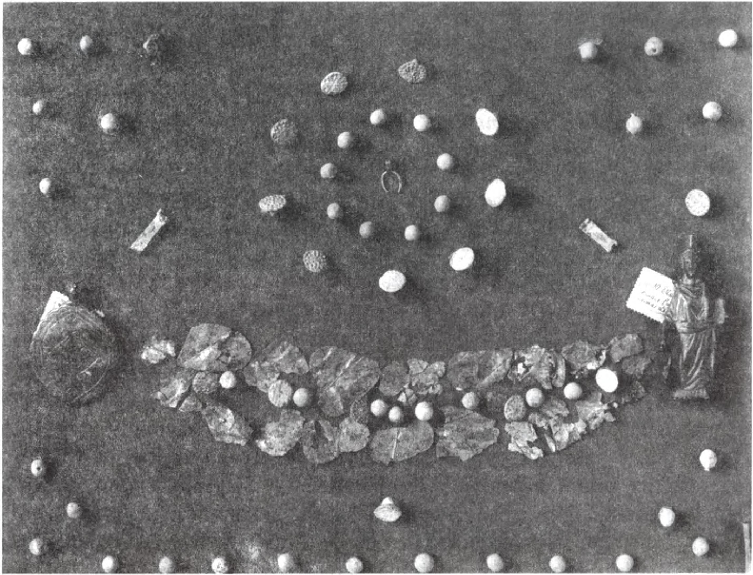 Находки из раскопок некрополя Керкинитиды Н.Ф. Романченко. В центре — остатки погребального венка, обнаруженного вместе с прахом в кувшине