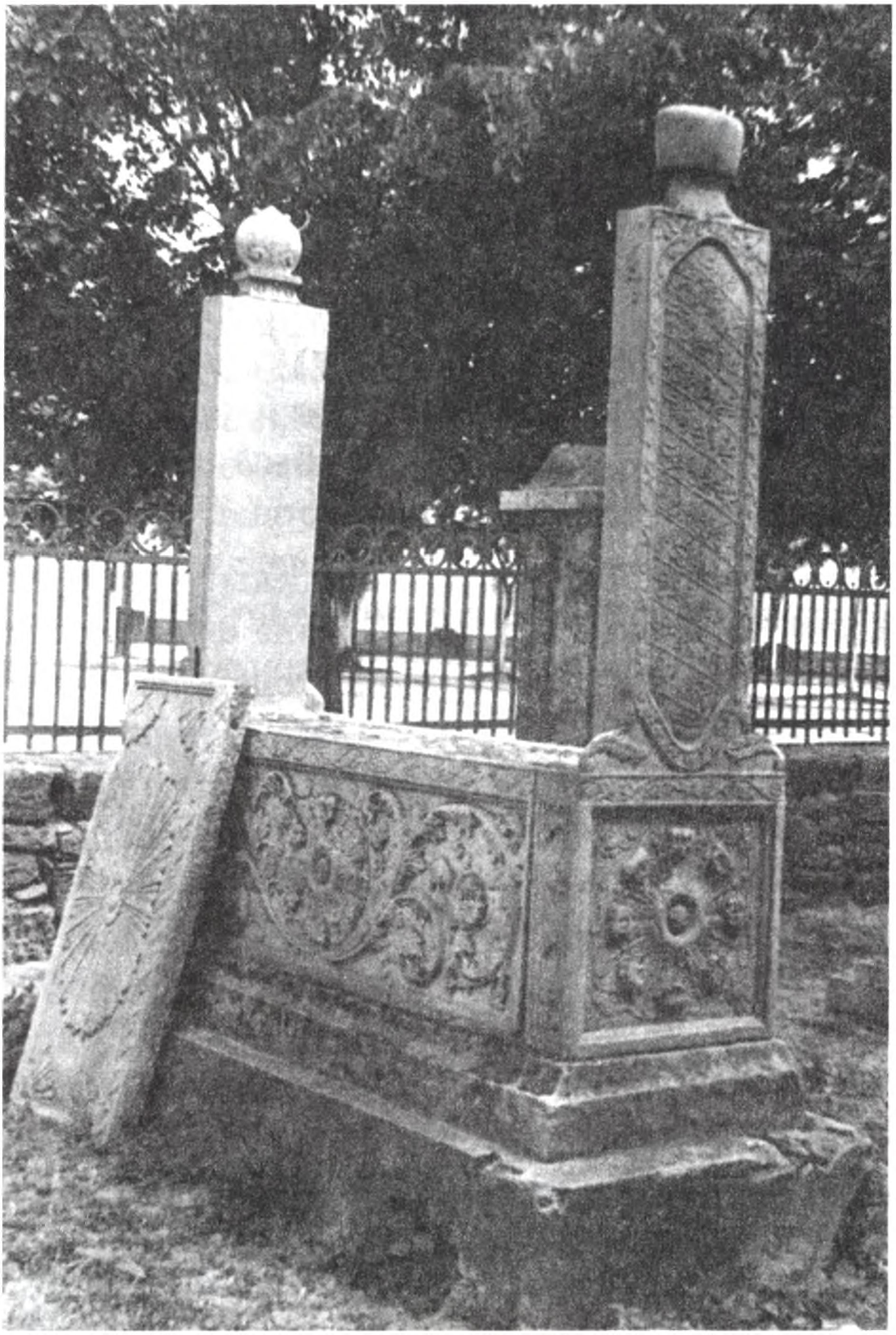 Надгробие турецкого генерала с восточной стороны двора мечети