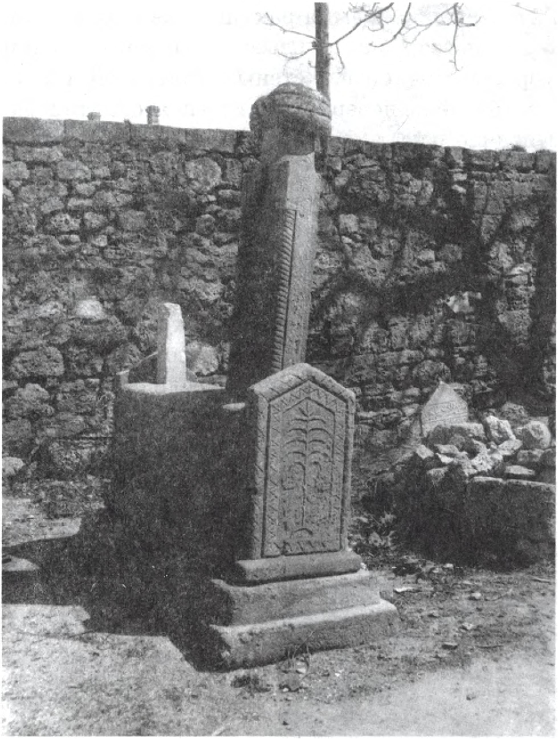 Надгробный памятник кладбища вдоль восточной ограды двора мечети