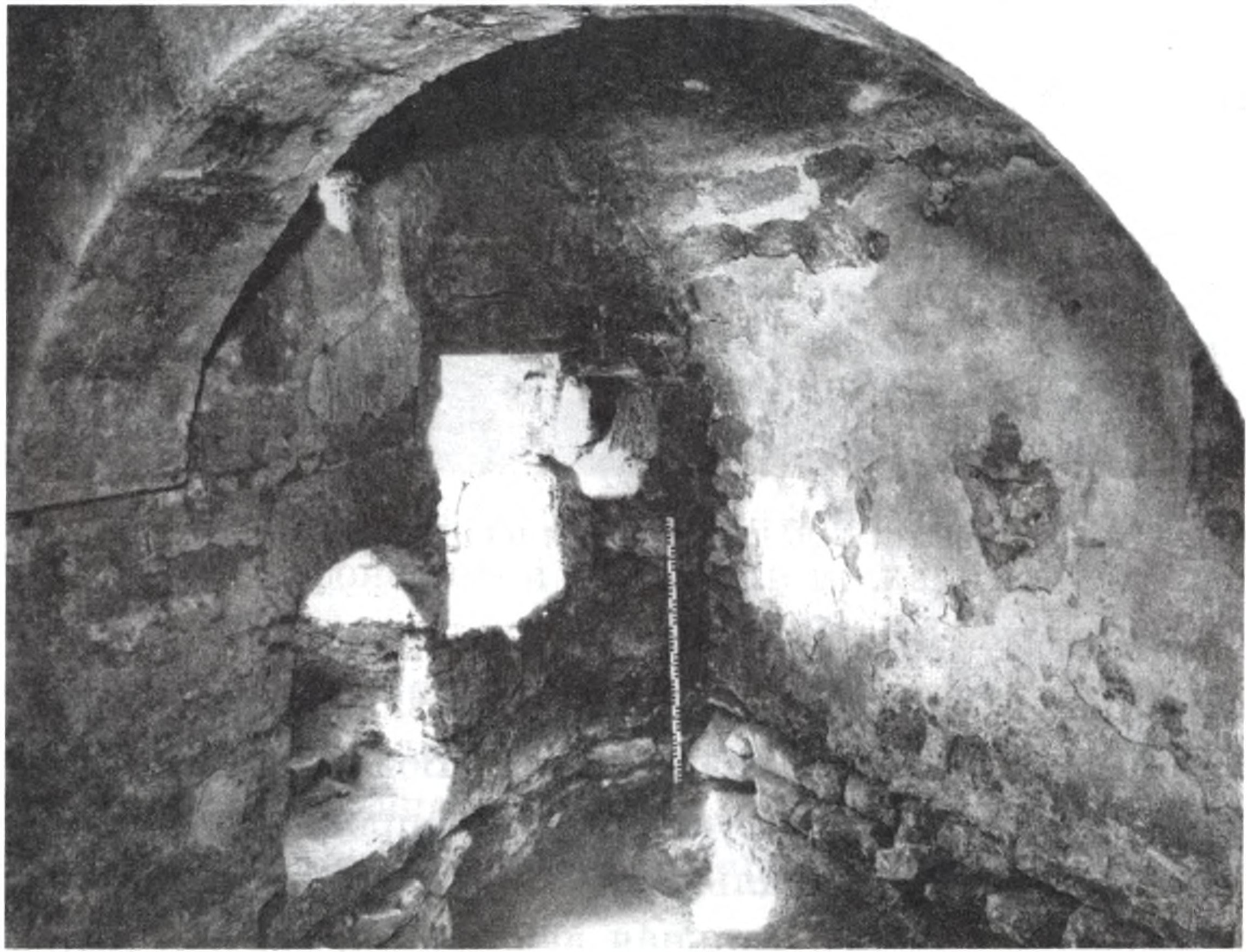 Северо-западный угол кельи шейха (№ 4), перекрытой посредине аркой. Слева — окно и ниша камина