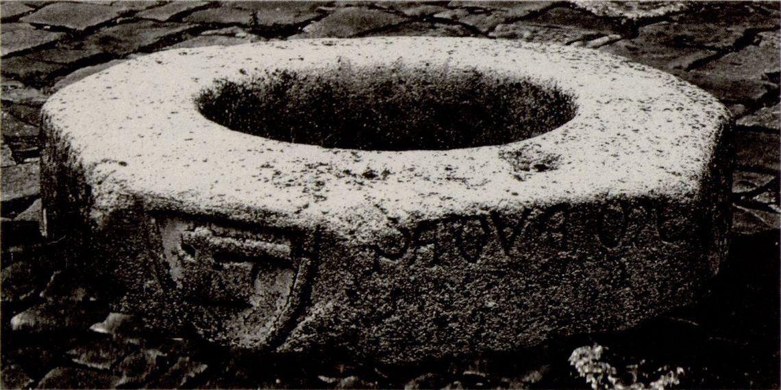Сегмент каменного сруба колодца с изображениями гербов и надписью. 1331. Фонды ФКМ