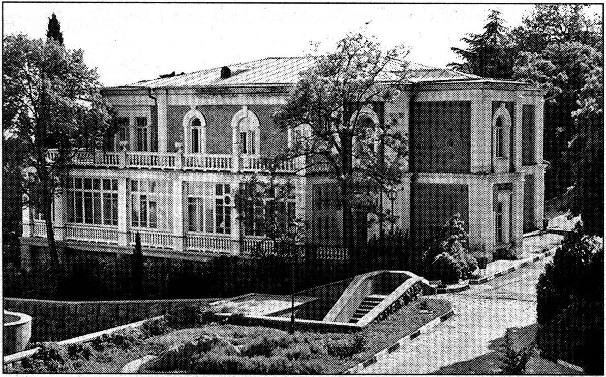 Особняк А.Г. Кузнецова в настоящее время сохранил свой первоначальный вид, но цвет здания изменен. Фото 2012 года Особняк А.Г. Кузнецова в настоящее время сохранил свой первоначальный вид, но цвет здания изменен. Фото 2012 года