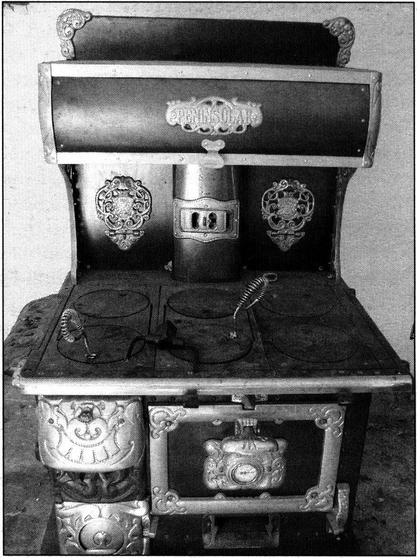 Шедевр кухонного ресторанного оборудования конца XIX века плита французской фирмы PeninSolar. Такая же стояла на кухне в особняке А.Г. Кузнецова Шедевр кухонного ресторанного оборудования конца XIX века плита французской фирмы PeninSolar. Такая же стояла на кухне в особняке А.Г. Кузнецова