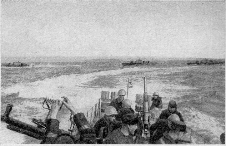 Катер «МО» сбрасывает глубинные бомбы Катер «МО» сбрасывает глубинные бомбы