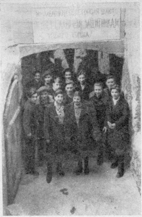 Севастопольские школьники у входа в подземную школу