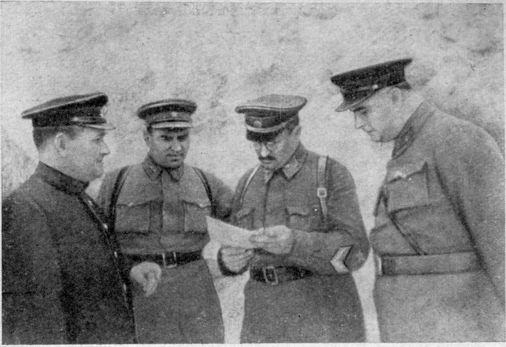 Получено важное донесение (слева направо): П.А. Моргунов, И.Ф. Чухнов, И.Е. Петров, М.Г. Кузнецов