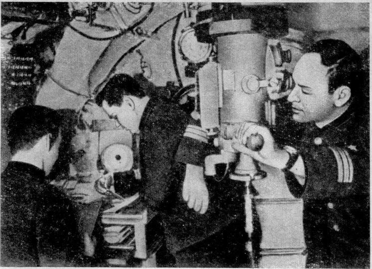 В центральном посту подводной лодки Щ-209 (справа налево): капитан-лейтенант В.И. Иванов, старший лейтенант Г.В. Поползухин, старшин политрук П.И. Гришин В центральном посту подводной лодки Щ-209 (справа налево): капитан-лейтенант В.И. Иванов, старший лейтенант Г.В. Поползухин, старшин политрук П.И. Гришин