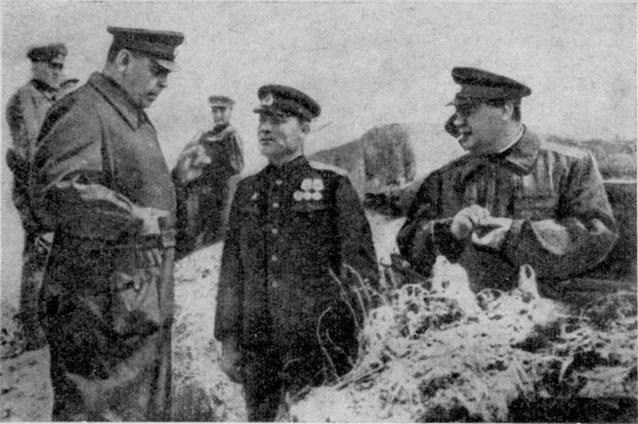 А.М. Василевский (слева) и Ф.И. Толбухин (справа) на командном пункте 2-й гвардейской армии. Май 1944