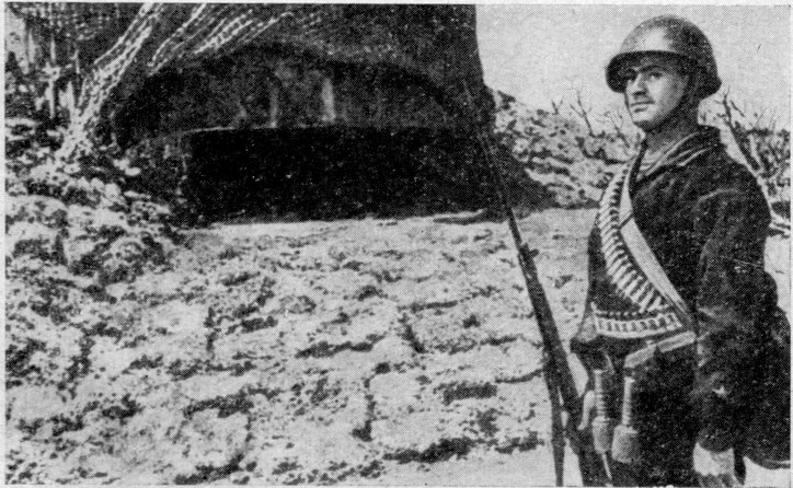 Краснофлотец Г.Е. Рыбалко на вахте у дота Краснофлотец Г.Е. Рыбалко на вахте у дота