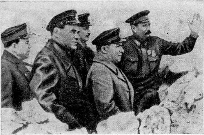 На КП 8-й бригады морской пехоты В.П. Ефремов (второй справа) и Б.А. Борисов (второй слева)