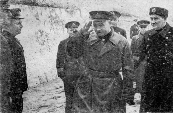 Командующий СОРом на батарее № 35 (слева направо): А.М. Сунгурьян, А.Ф. Лещенко, Ф.А. Тронов, Ф.С. Октябрьский, К.В. Радовский, А.Ф. Хренов, П.А. Моргунов Командующий СОРом на батарее № 35 (слева направо): А.М. Сунгурьян, А.Ф. Лещенко, Ф.А. Тронов, Ф.С. Октябрьский, К.В. Радовский, А.Ф. Хренов, П.А. Моргунов