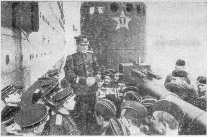 В.И. Семин поздравляет экипаж подводной лодки с успешным выполнением боевого задании В.И. Семин поздравляет экипаж подводной лодки с успешным выполнением боевого задании