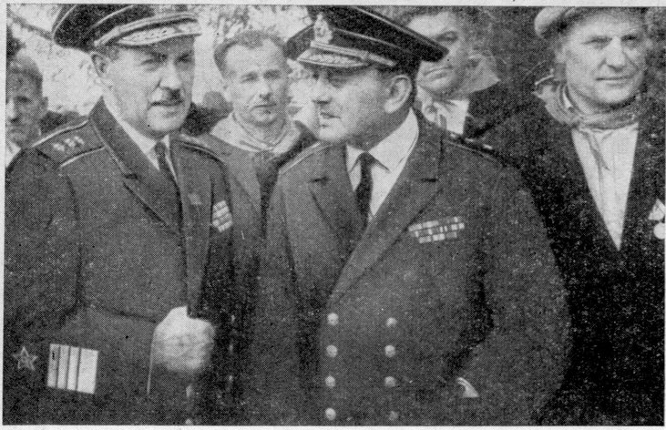 Л.А. Владимирский (слева) среди ветеранов обороны Севастополя (послевоенная фотография)