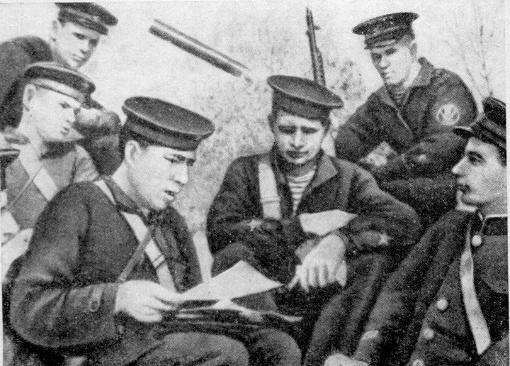 Собрание партгруппы огневого взвода 10-й батареи Собрание партгруппы огневого взвода 10-й батареи