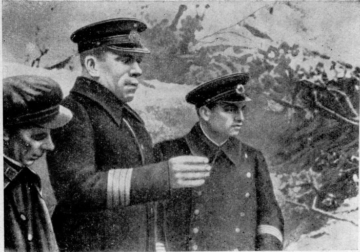 На командном пункте 79-й бригады (слева направо): Н.В. Богданов, А.С. Потапов, И.А. Слесарей