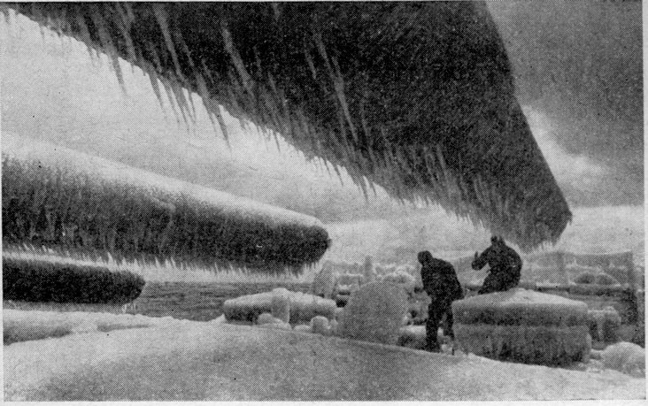 Обледеневшие орудия линкора во время перехода Обледеневшие орудия линкора во время перехода