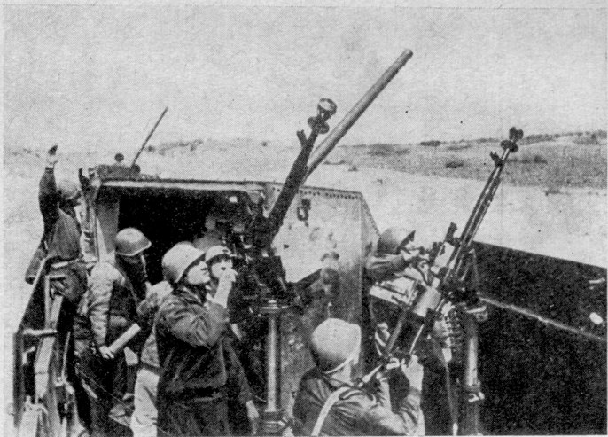 Бронепоезд «Железняков» ведет огонь по самолетам противника Бронепоезд «Железняков» ведет огонь по самолетам противника