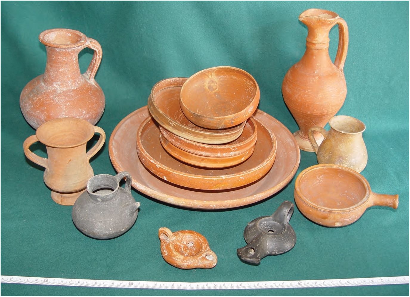 77. Краснолаковые сосуды, первые века и. э.; два снизу по краям — чернолаковые, эллинистический период 77. Краснолаковые сосуды, первые века и. э.; два снизу по краям — чернолаковые, эллинистический период