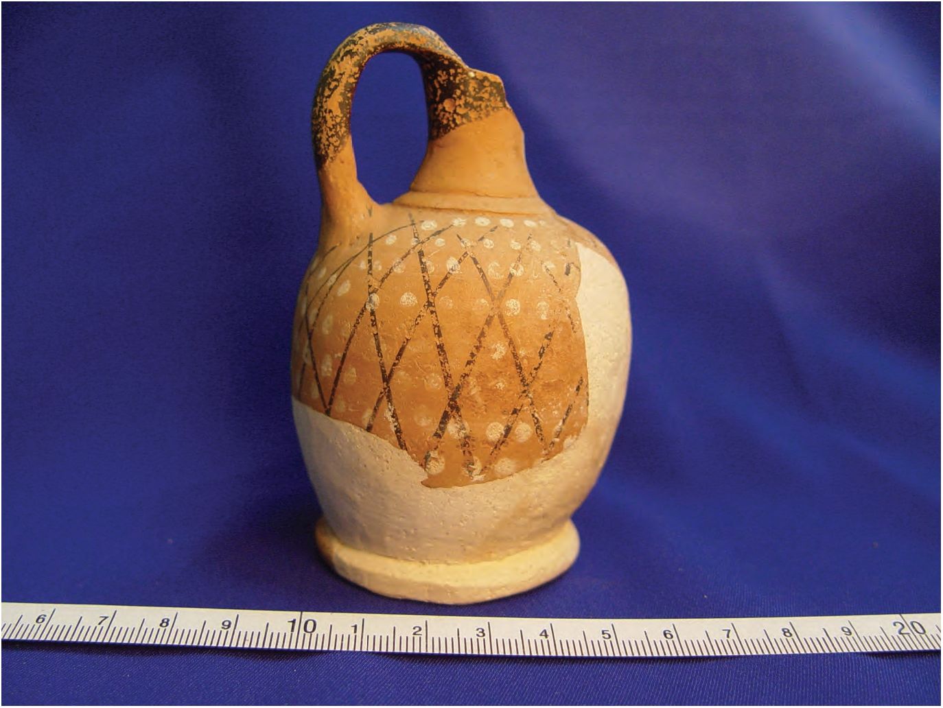 82. Лекиф с сетчатым орнаментом, конец III—II в. до н. э. 82. Лекиф с сетчатым орнаментом, конец III—II в. до н. э.