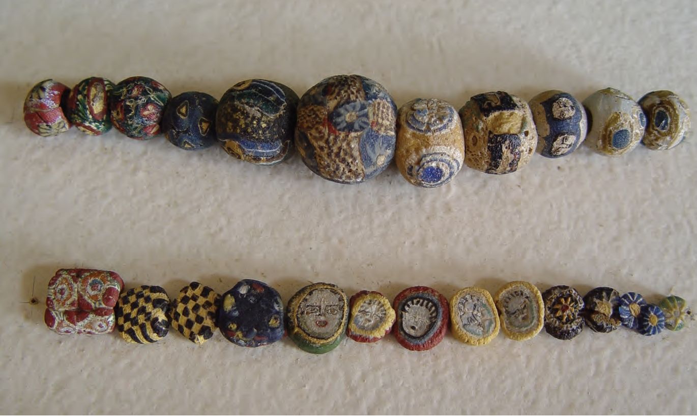 93. Бусы, римский период, стекло, паста 93. Бусы, римский период, стекло, паста