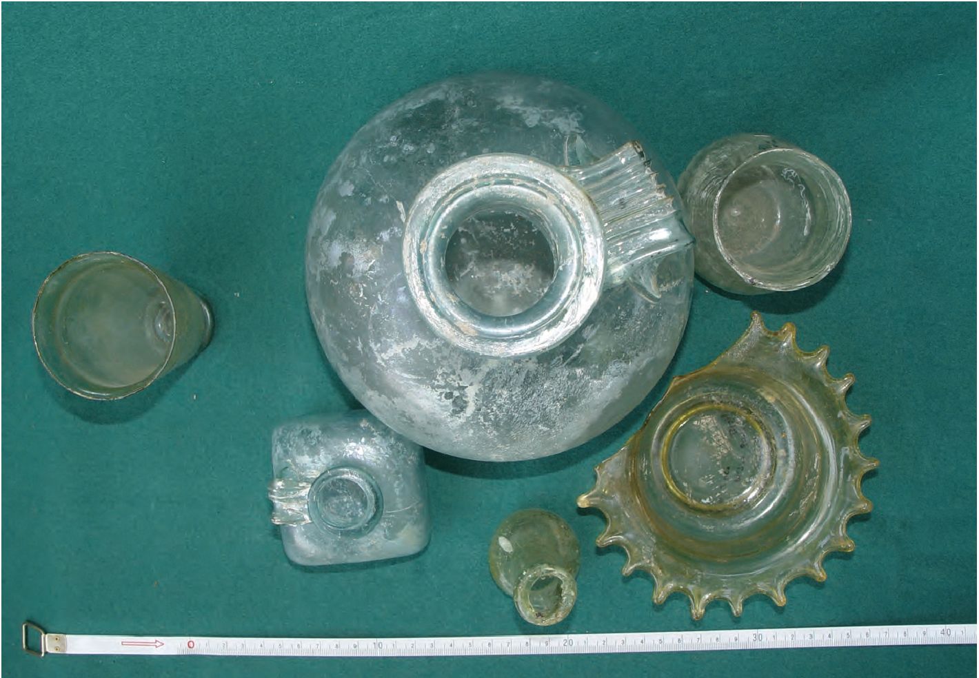 94. Стеклянные сосуды, первые века н. э. 94. Стеклянные сосуды, первые века н. э.