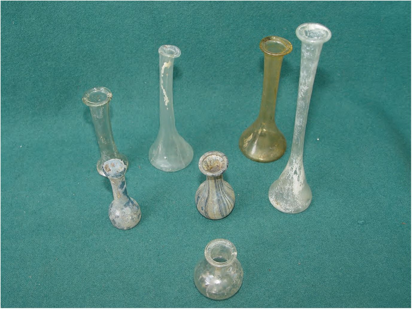 95. Стеклянные бальзамарии и кувшинчики из раскопок могильника у совхоза 10, первые века н. э. 95. Стеклянные бальзамарии и кувшинчики из раскопок могильника у совхоза 10, первые века н. э.