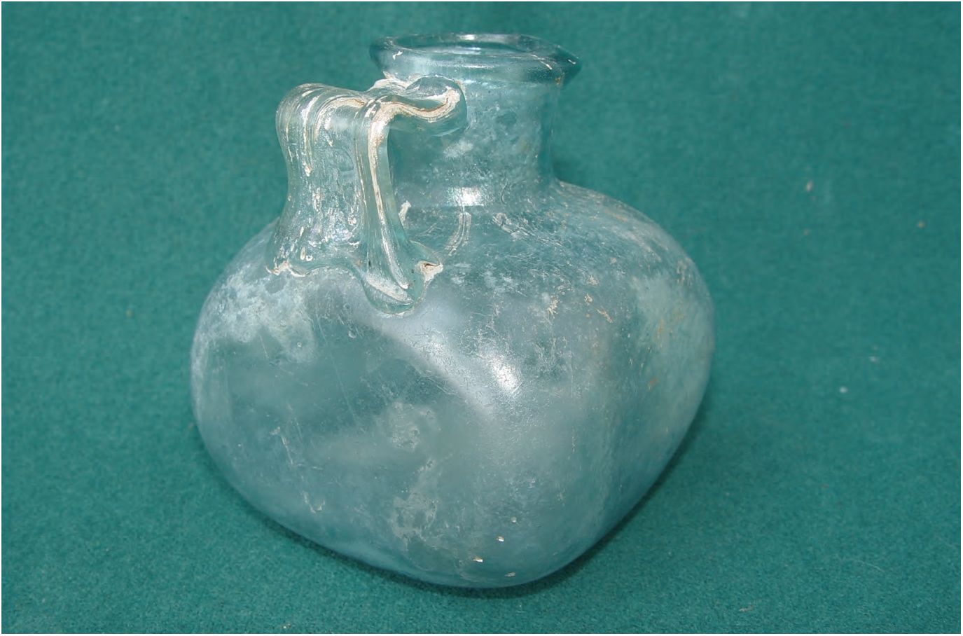 98. Стеклянный кувшин, первые века н. э. 98. Стеклянный кувшин, первые века н. э.
