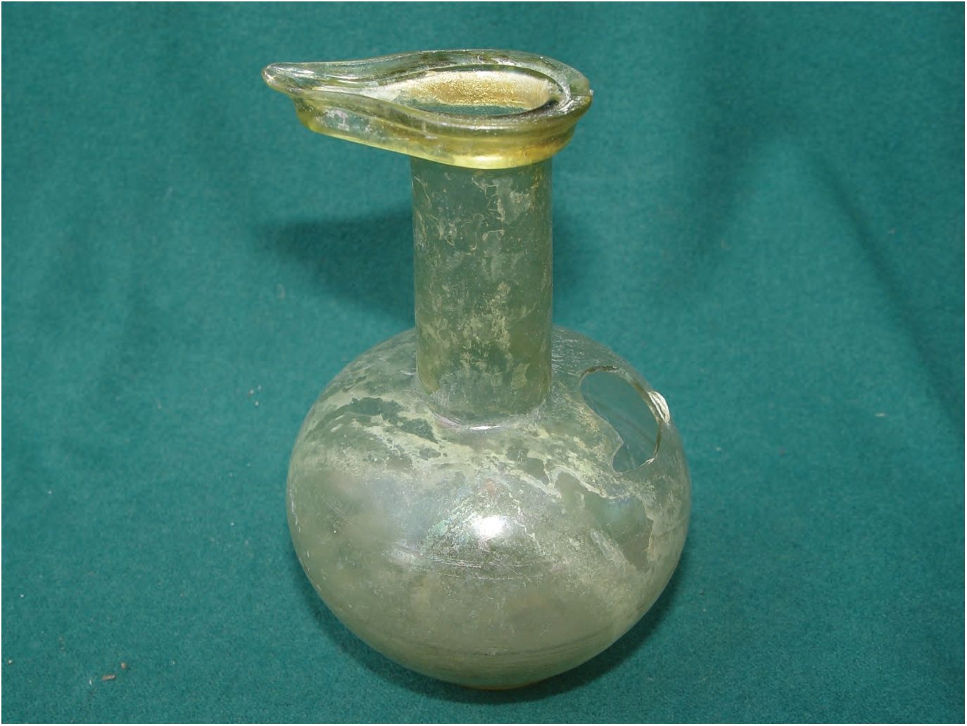 99. Стеклянный кувшин, первые века н. э. 99. Стеклянный кувшин, первые века н. э.