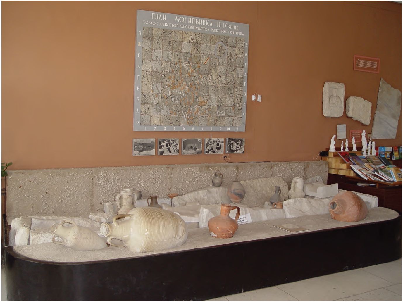 101. Реконструкция погребения типа «каменный ящик», раскопки некрополя у совхоза Севастопольский, первые века н. э. (экспозиция, съемки 2004 г.) 101. Реконструкция погребения типа «каменный ящик», раскопки некрополя у совхоза Севастопольский, первые века н. э. (экспозиция, съемки 2004 г.)