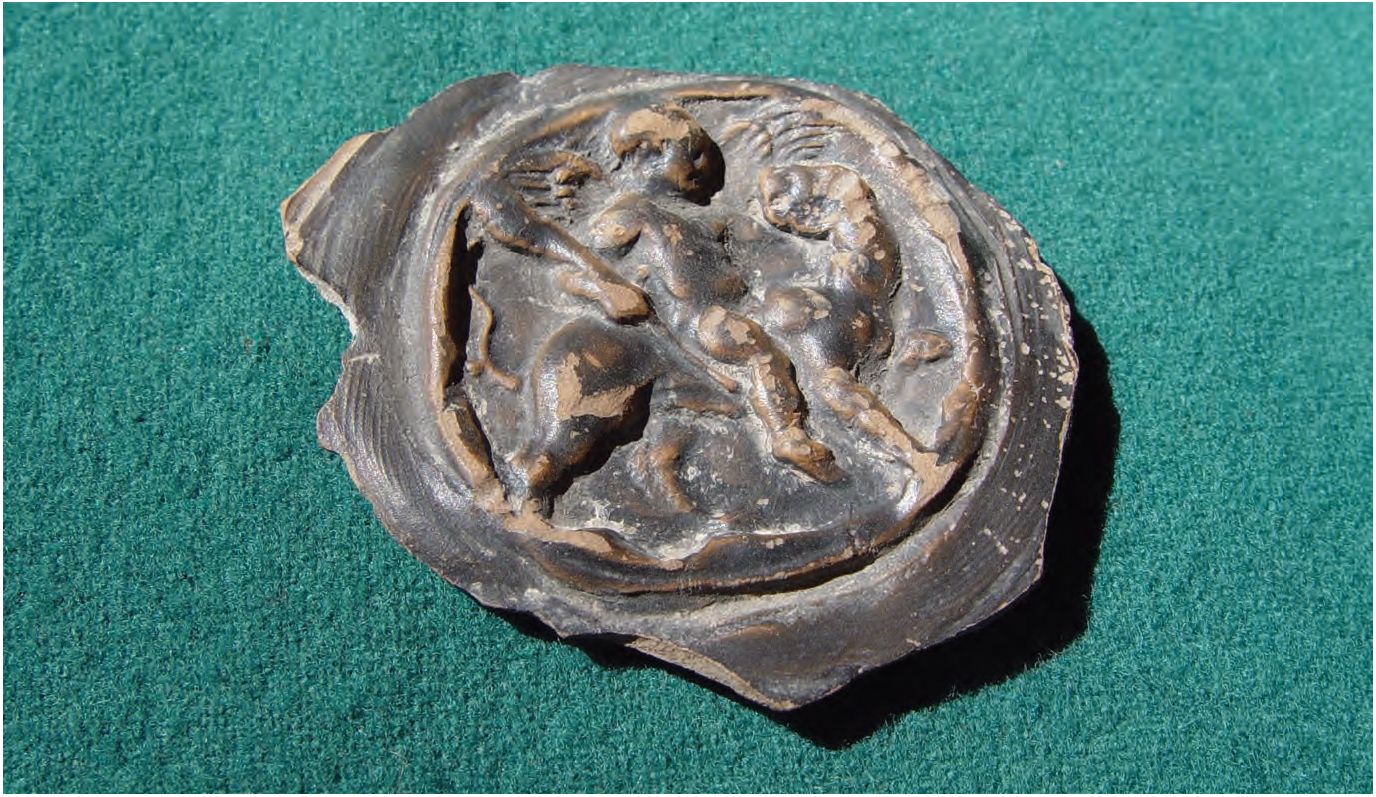 105. Щиток светильника с изображением Эрота на пантере, черный лак, III в. до н. э. 105. Щиток светильника с изображением Эрота на пантере, черный лак, III в. до н. э.