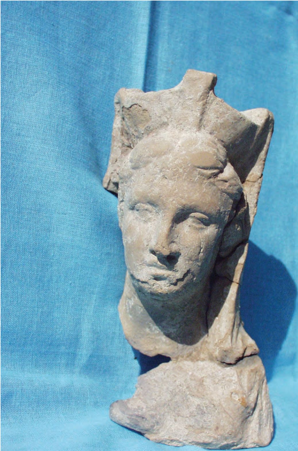 113. Протома Кибелы, раскопки усадьбы в балке Бермана, II в. до н. э. (фото А. Бернацки) 113. Протома Кибелы, раскопки усадьбы в балке Бермана, II в. до н. э. (фото А. Бернацки)