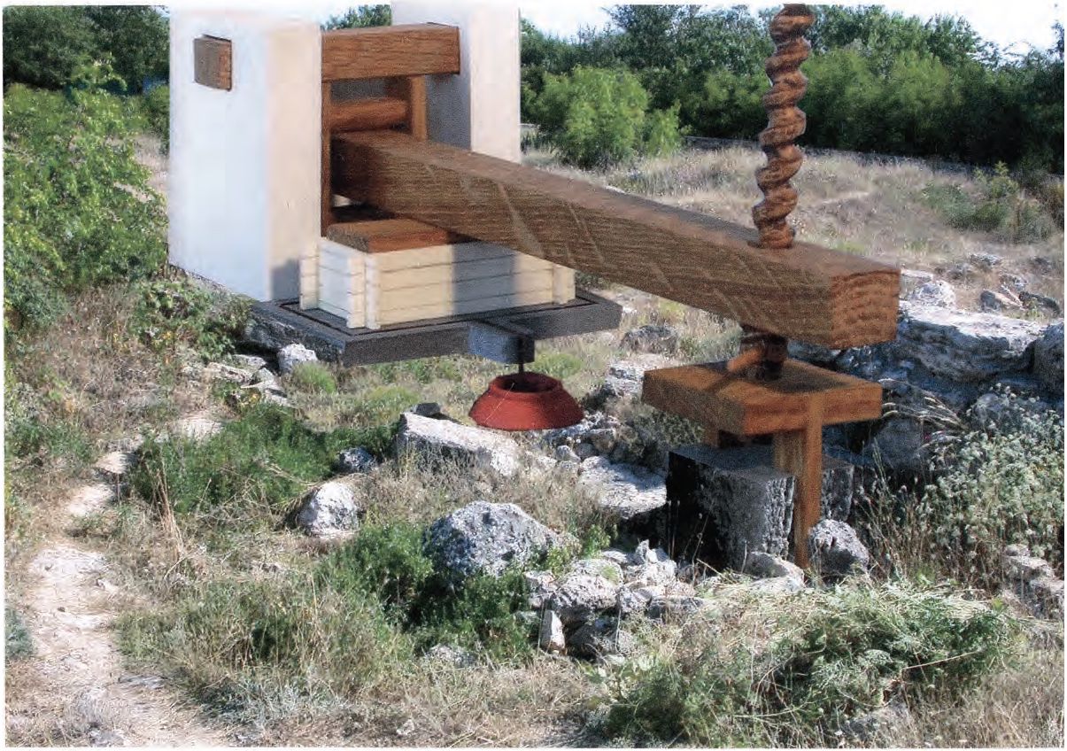 115. Винодавильня херсонесской усадьбы античного участка № 26, рычажно-винтовой пресс. Исходное положение пресса во время загрузки давильной тары и рабочее положение рычага пресса в процессе отжима виноградной мезги, реконструкция Н.П. Андрущенко 115. Винодавильня херсонесской усадьбы античного участка № 26, рычажно-винтовой пресс. Исходное положение пресса во время загрузки давильной тары и рабочее положение рычага пресса в процессе отжима виноградной мезги, реконструкция Н.П. Андрущенко