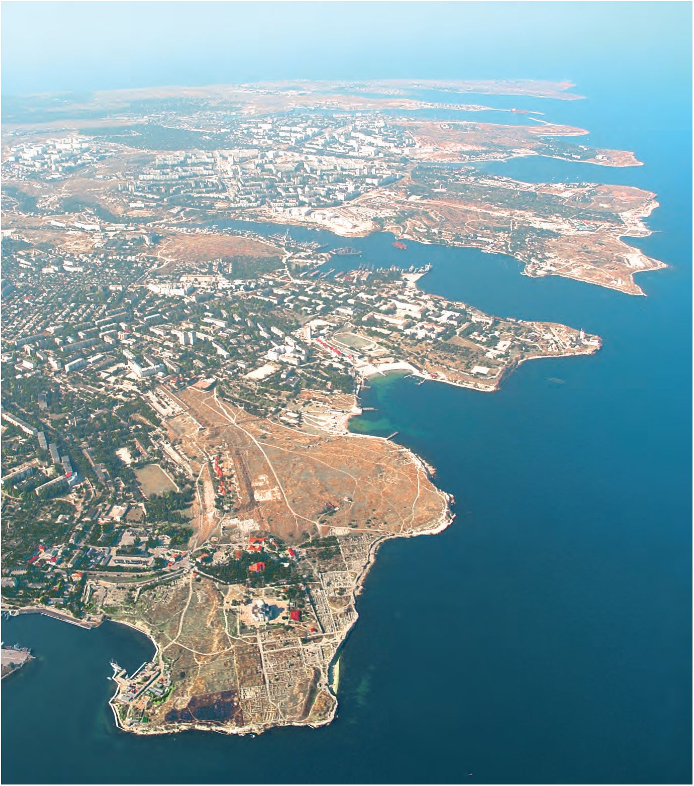 3. Гераклейский полуостров, на переднем плане Херсонесское городище, вид с востока