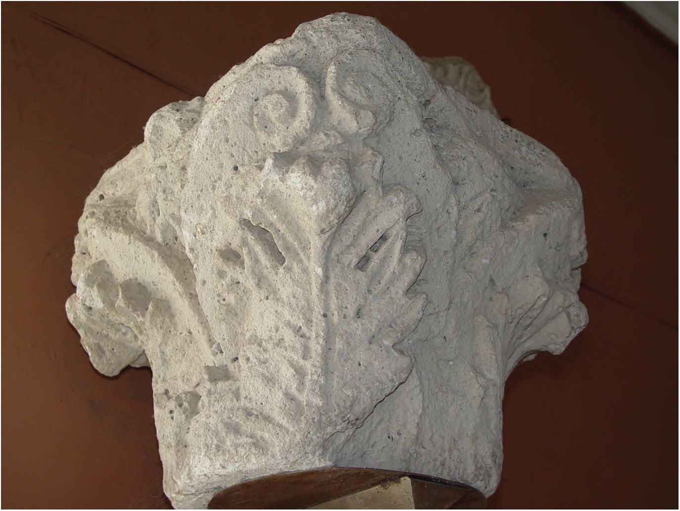 23. Композитная капитель, известняк, первые века н. э. (экспозиция, съемки 2004 г.) 23. Композитная капитель, известняк, первые века н. э. (экспозиция, съемки 2004 г.)