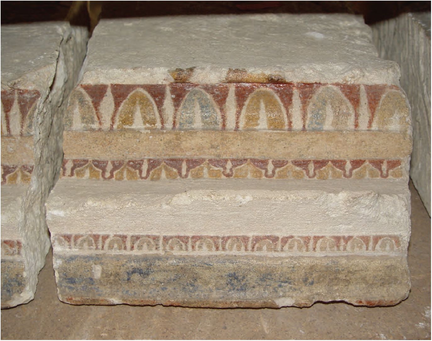 25. Архитектурные детали с остатками росписи, известняк, III в. до н. э. 25. Архитектурные детали с остатками росписи, известняк, III в. до н. э.