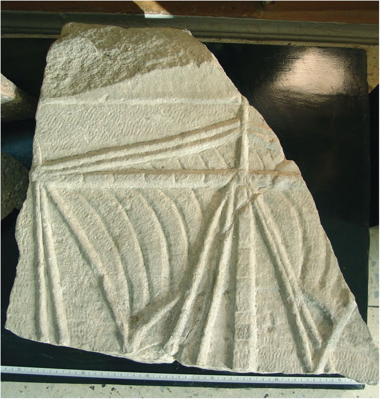 32. Надгробный памятник с изображением корабля, римский период