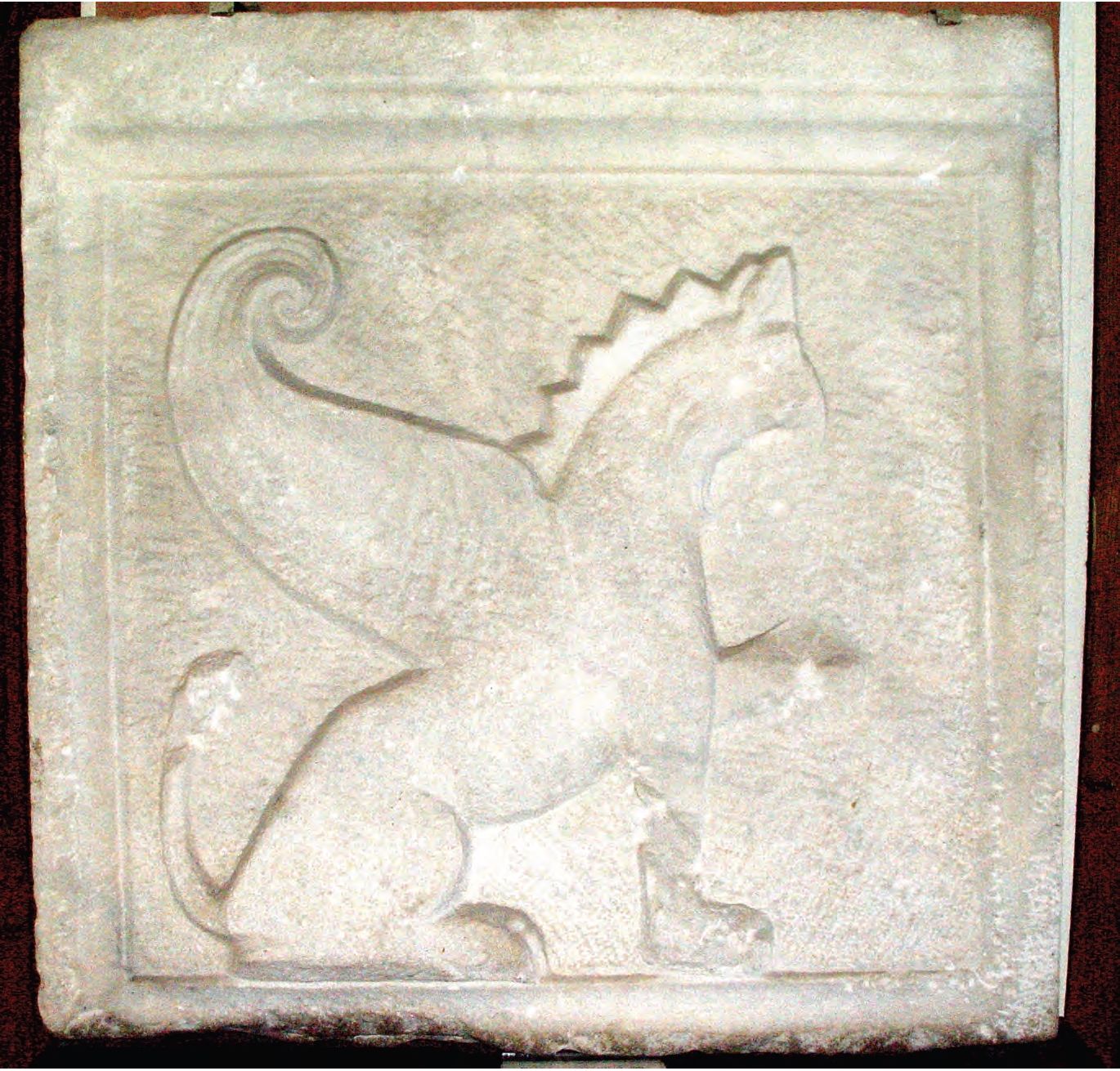 38. Мраморная плита с изображением сидящего грифона, первые века н. э. 38. Мраморная плита с изображением сидящего грифона, первые века н. э.